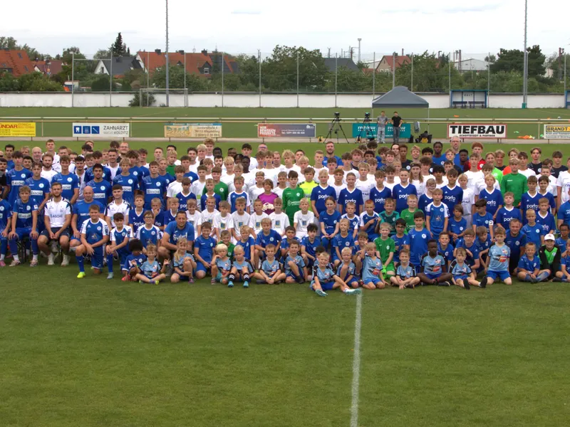 Gruppenbild aller Mannschaften